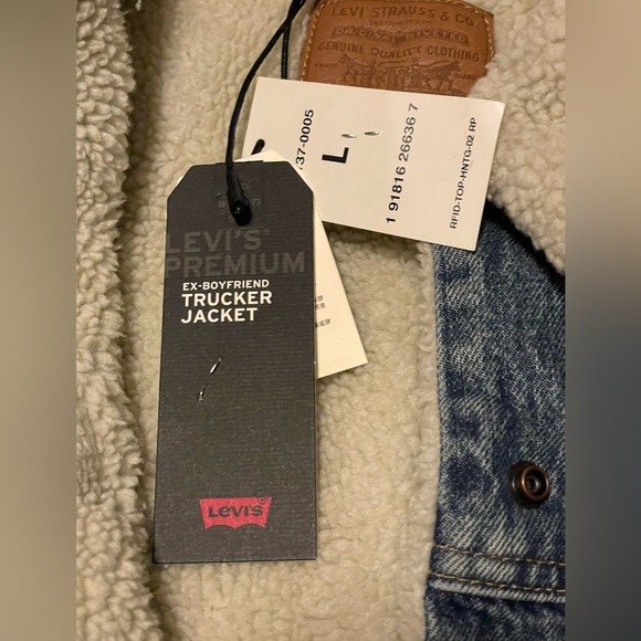 NEW Women Levi’s Ex-Boyfriend Sherpa Trucker Jacket - Picture 9 of 13